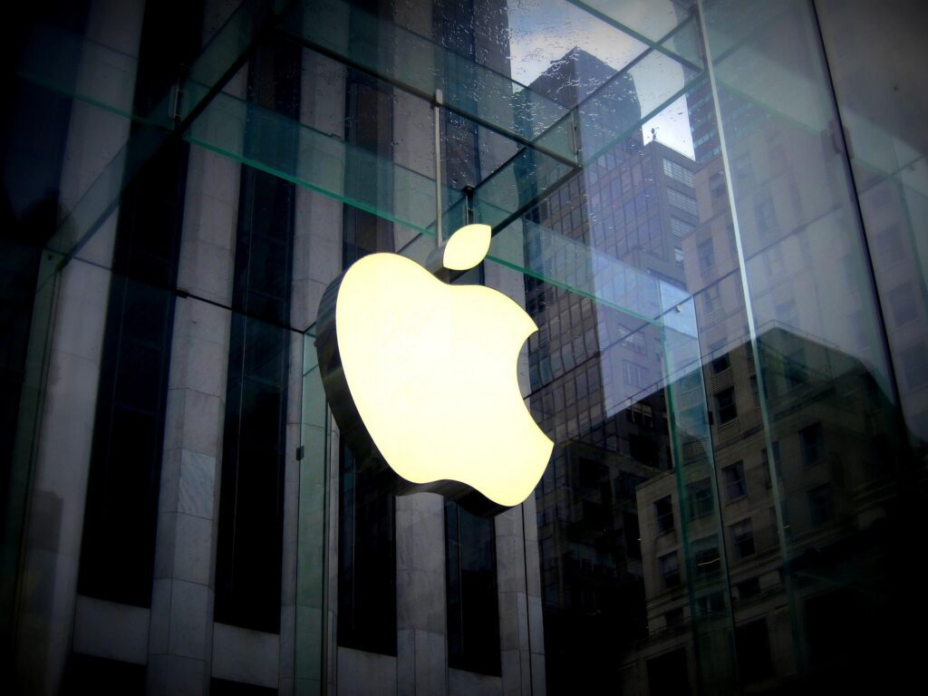 Ressources graphisme : logo Apple sur les vitres d'un bâtiment