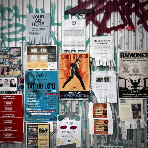 Ressources graphisme : image de plusieurs affiches placardées sur un mur